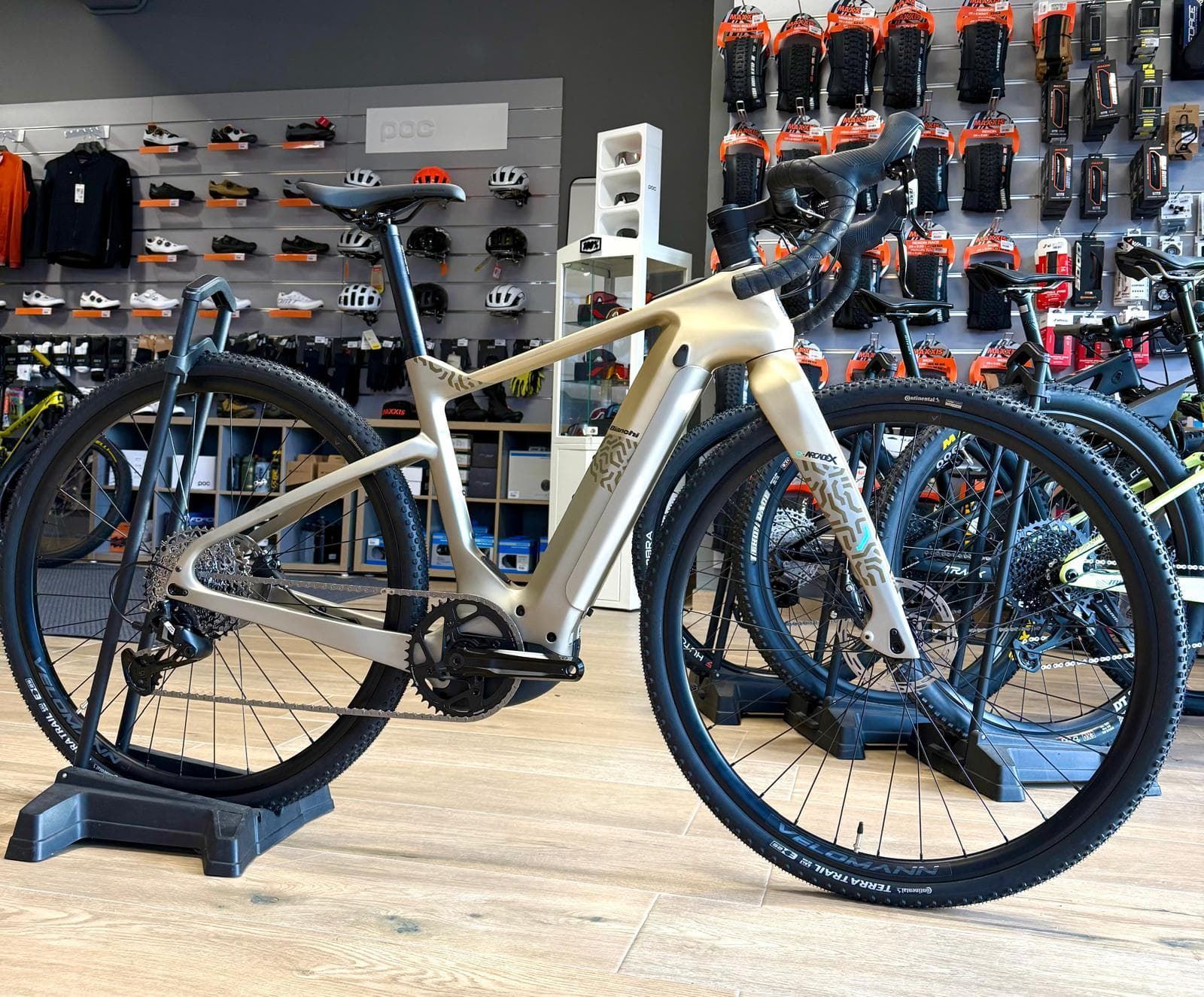 BIANCHI e-Arcadex Tourer - TOUR APEX BOSCH 500  BICICLETA ELECTRICA GRAVEL Desert Full Matt - Imagen 2