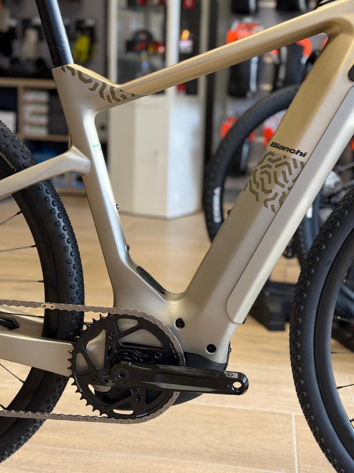 BIANCHI e-Arcadex Tourer - TOUR APEX BOSCH 500  BICICLETA ELECTRICA GRAVEL Desert Full Matt - Imagen 3