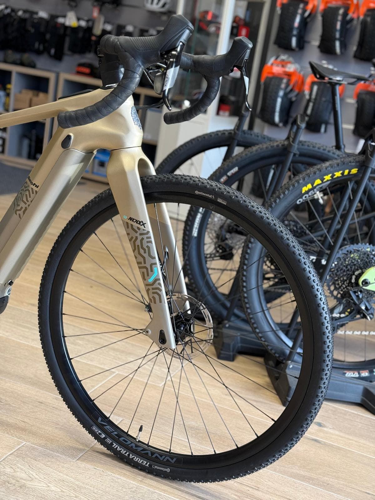 BIANCHI e-Arcadex Tourer - TOUR APEX BOSCH 500  BICICLETA ELECTRICA GRAVEL Desert Full Matt - Imagen 4