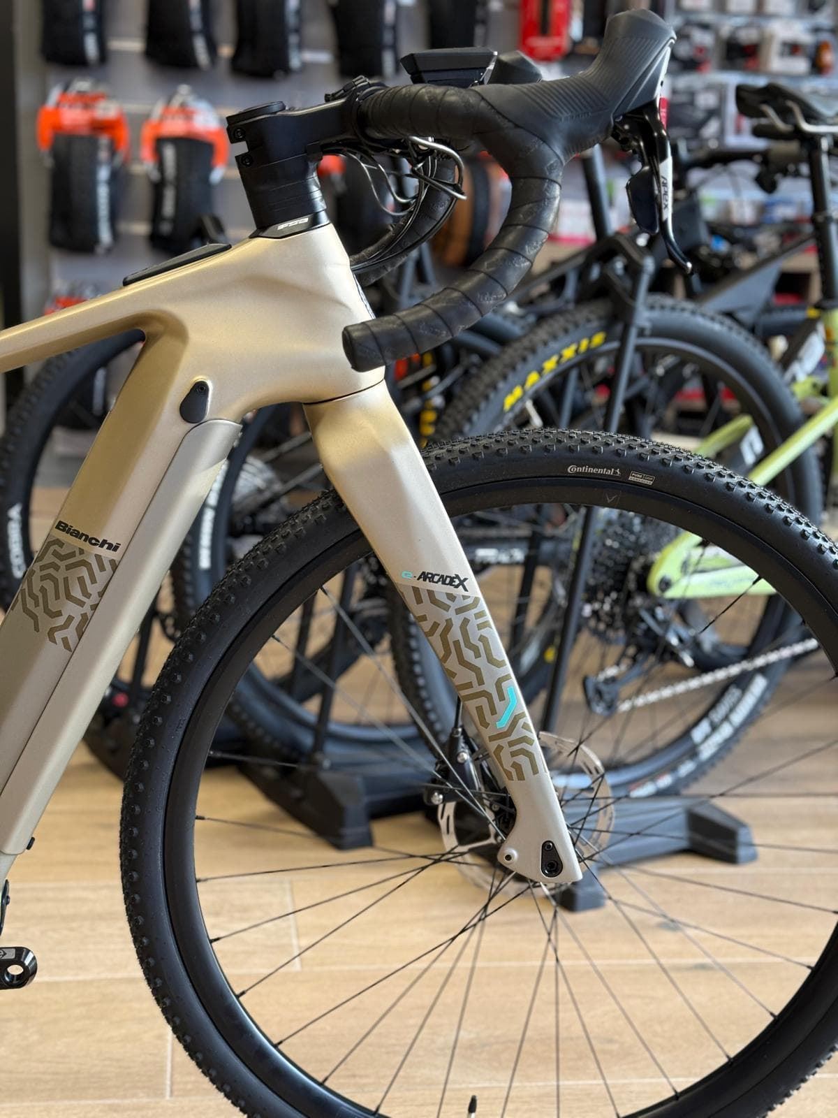 BIANCHI e-Arcadex Tourer - TOUR APEX BOSCH 500  BICICLETA ELECTRICA GRAVEL Desert Full Matt - Imagen 5