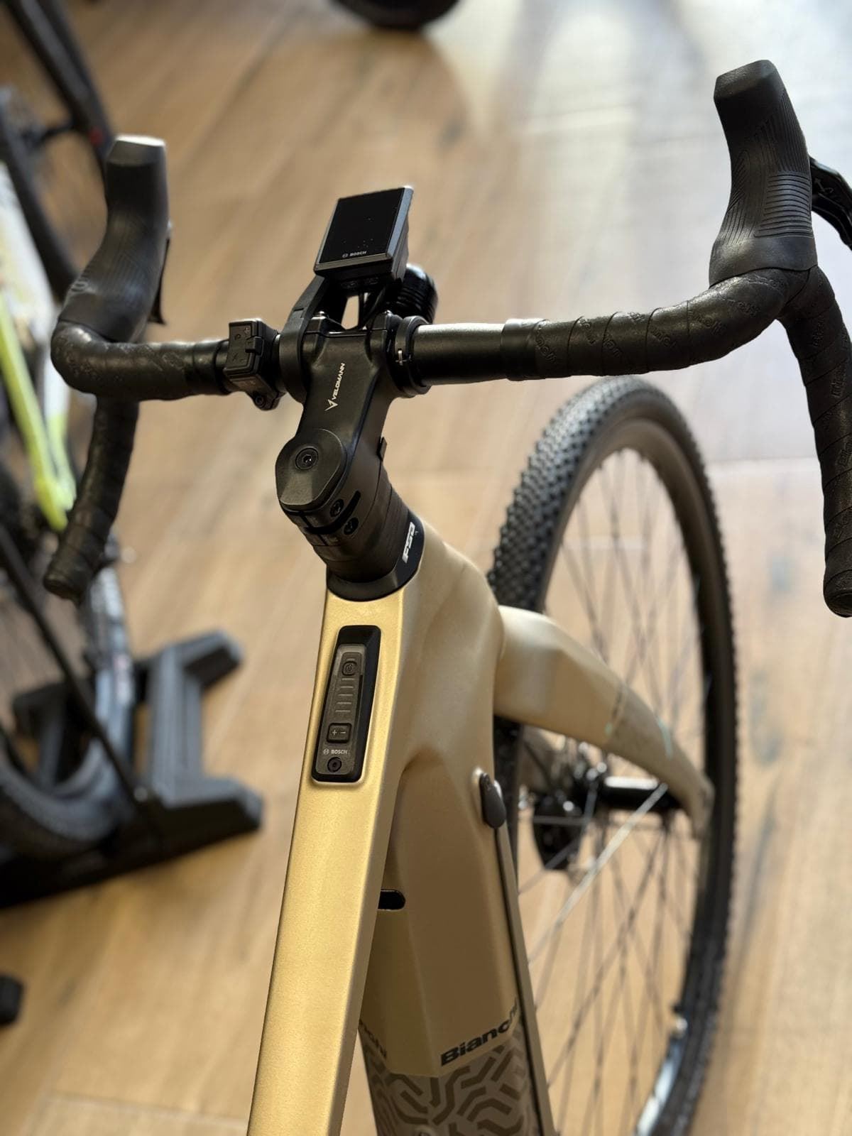 BIANCHI e-Arcadex Tourer - TOUR APEX BOSCH 500  BICICLETA ELECTRICA GRAVEL Desert Full Matt - Imagen 6