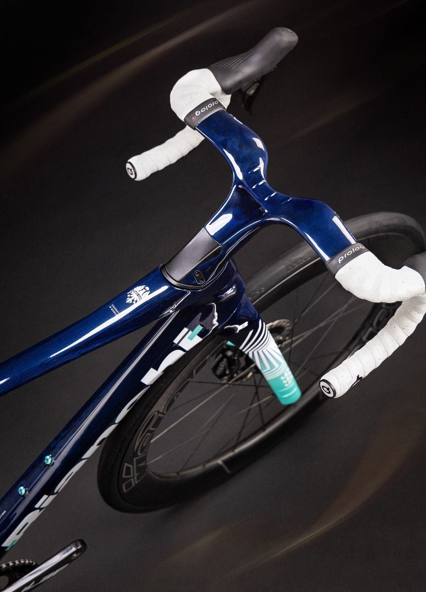 BIANCHI OLTRE RC TEAM REPLICA 2026 TEAM BAHRAIN VICTORIOUS - Imagen 4