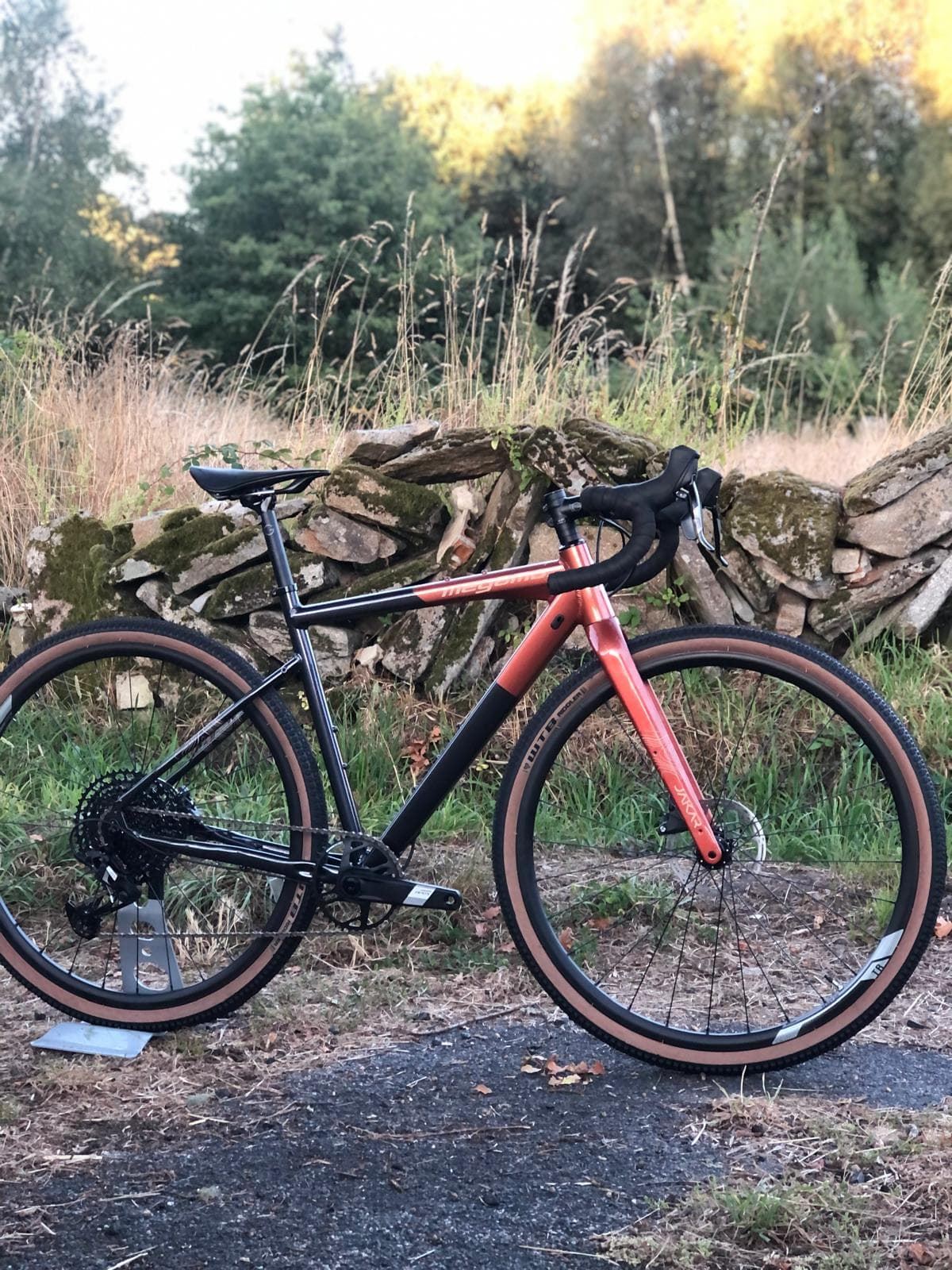 BICICLETA GRAVEL MEGAMO JAKAR 20 BROWN 2024. ULTIMA UNIDAD!! TALLA S - Imagen 1