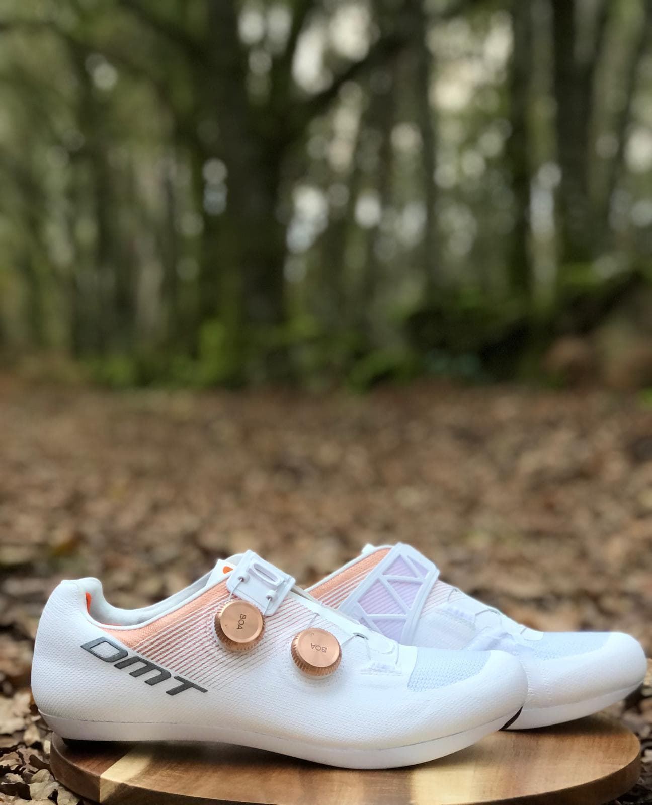 NUEVA ZAPATILLA DMT KR0 EVO BLANCO/BRONCE + CALCETINES DMT CLASSIC RACE DE REGALO - Imagen 1