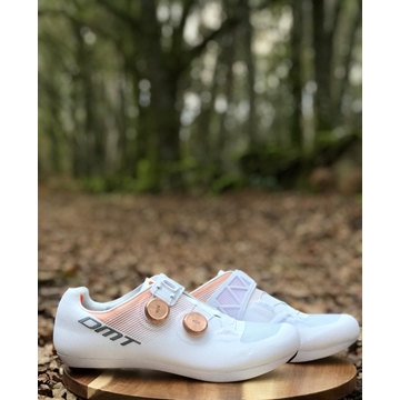 NUEVA ZAPATILLA DMT KR0 EVO BLANCO/BRONCE + CALCETINES DMT CLASSIC RACE DE REGALO - Imagen 1