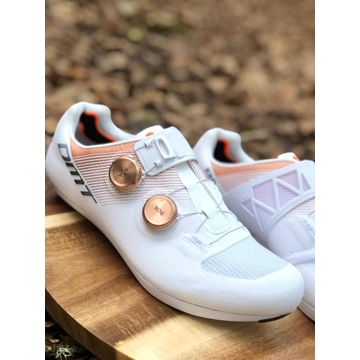 NUEVA ZAPATILLA DMT KR0 EVO BLANCO/BRONCE + CALCETINES DMT CLASSIC RACE DE REGALO - Imagen 2