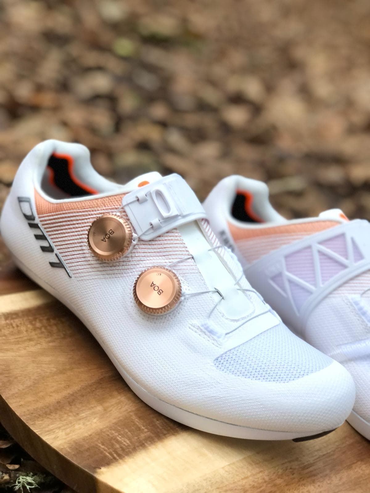 NUEVA ZAPATILLA DMT KR0 EVO BLANCO/BRONCE - Imagen 2