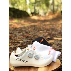 NUEVA ZAPATILLA DMT KR0 EVO BLANCO/PLATA + CALCETINES DMT CLASSIC RACE DE REGALO - Imagen 1