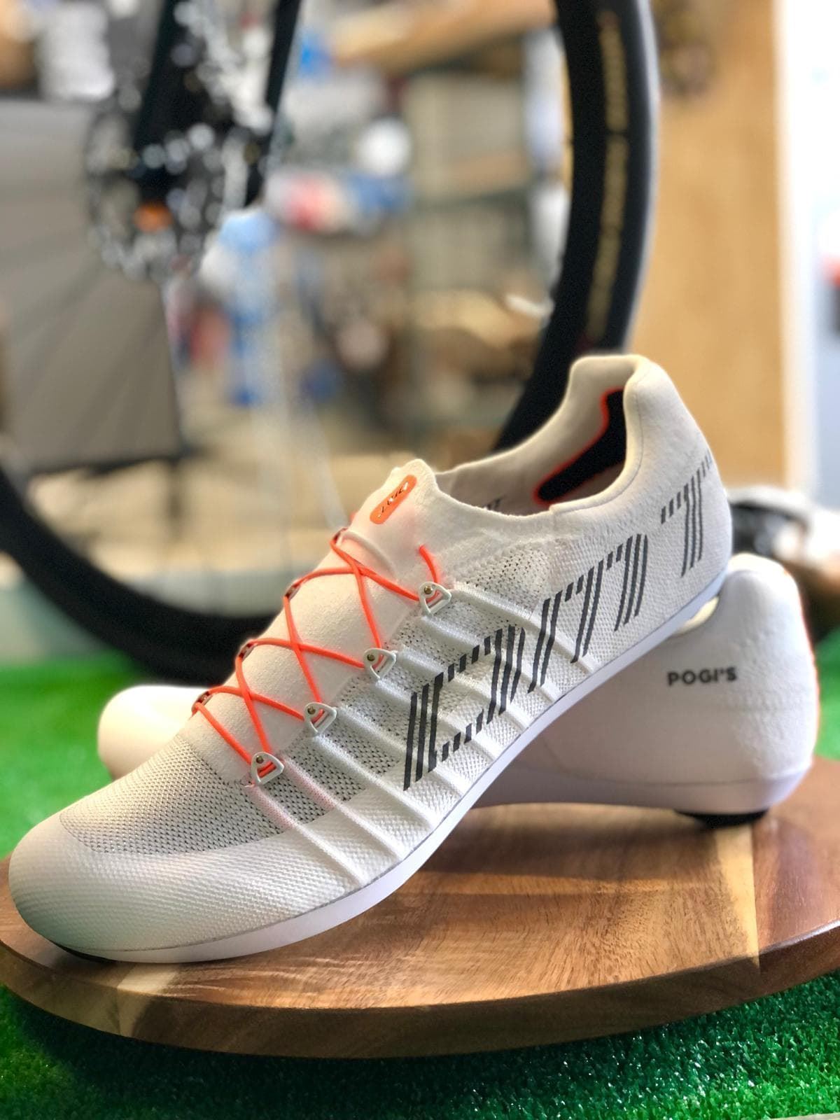 ZAPATILLAS DMT KRSL POGIS 2025. BLANCO + CALCETINES DMT CLASSIC RACE DE REGALO - Imagen 1