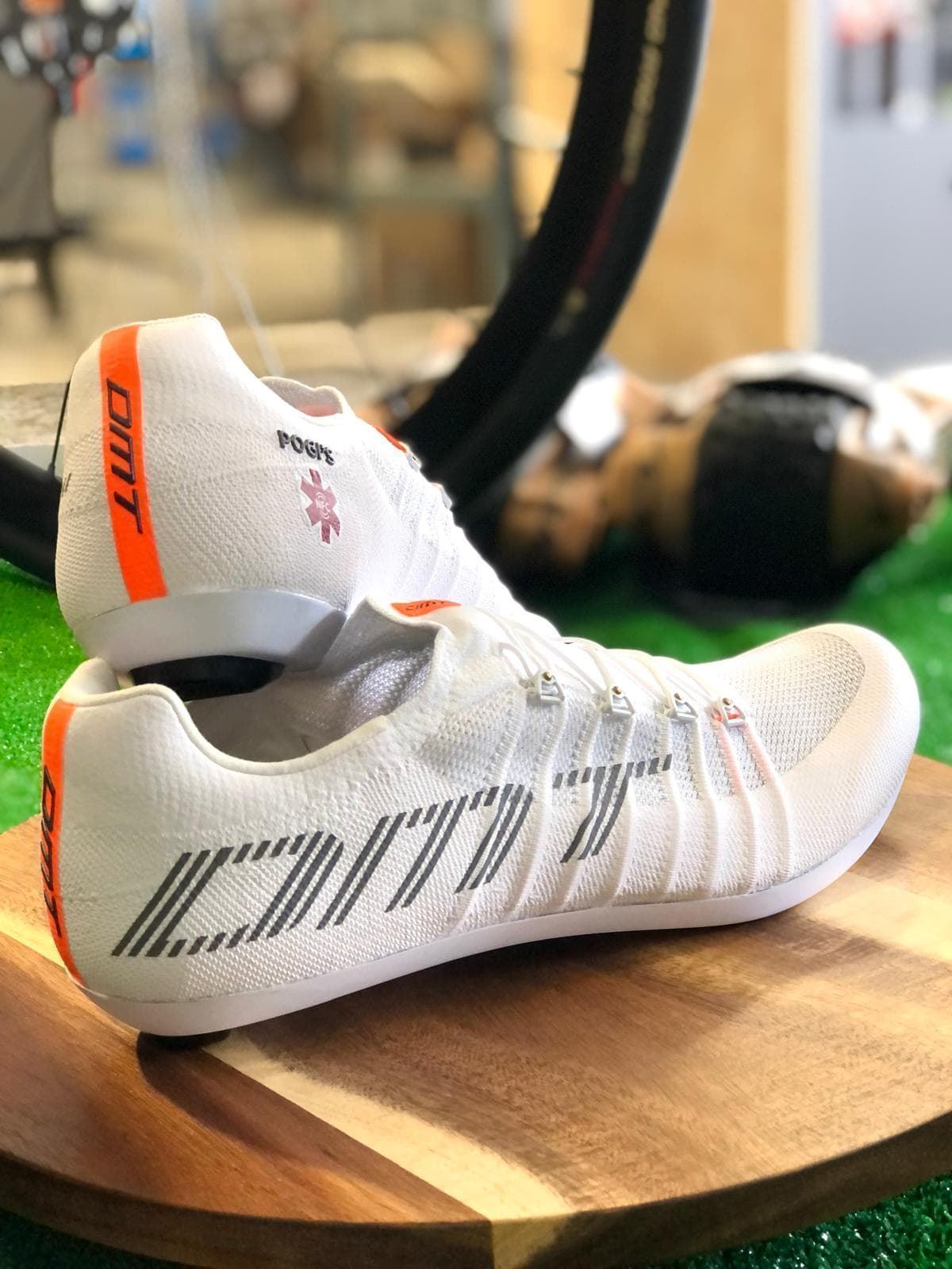 ZAPATILLAS DMT KRSL POGIS 2025. BLANCO + CALCETINES DMT CLASSIC RACE DE REGALO - Imagen 2