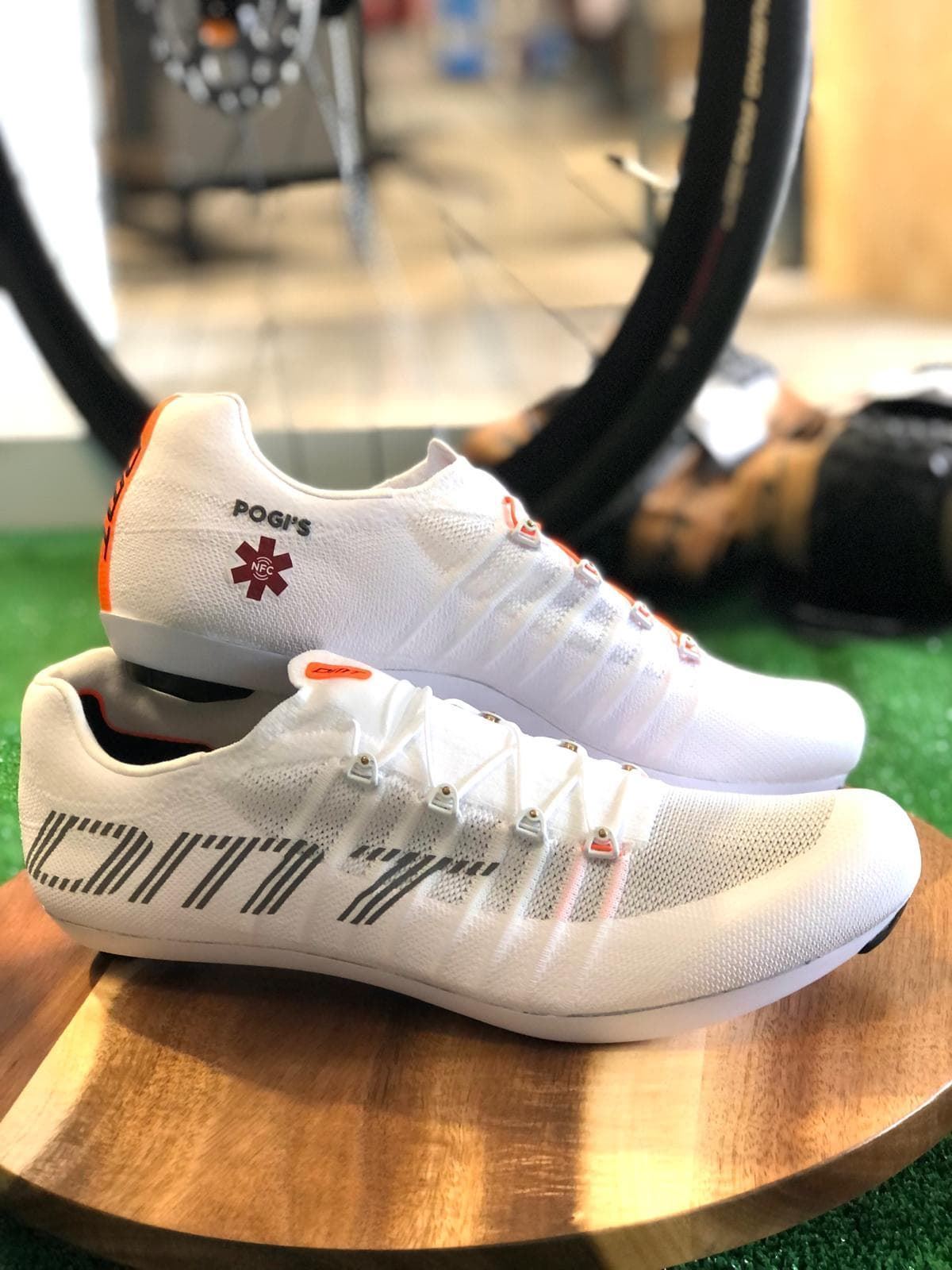 ZAPATILLAS DMT KRSL POGIS 2025. BLANCO + CALCETINES DMT CLASSIC RACE DE REGALO - Imagen 3